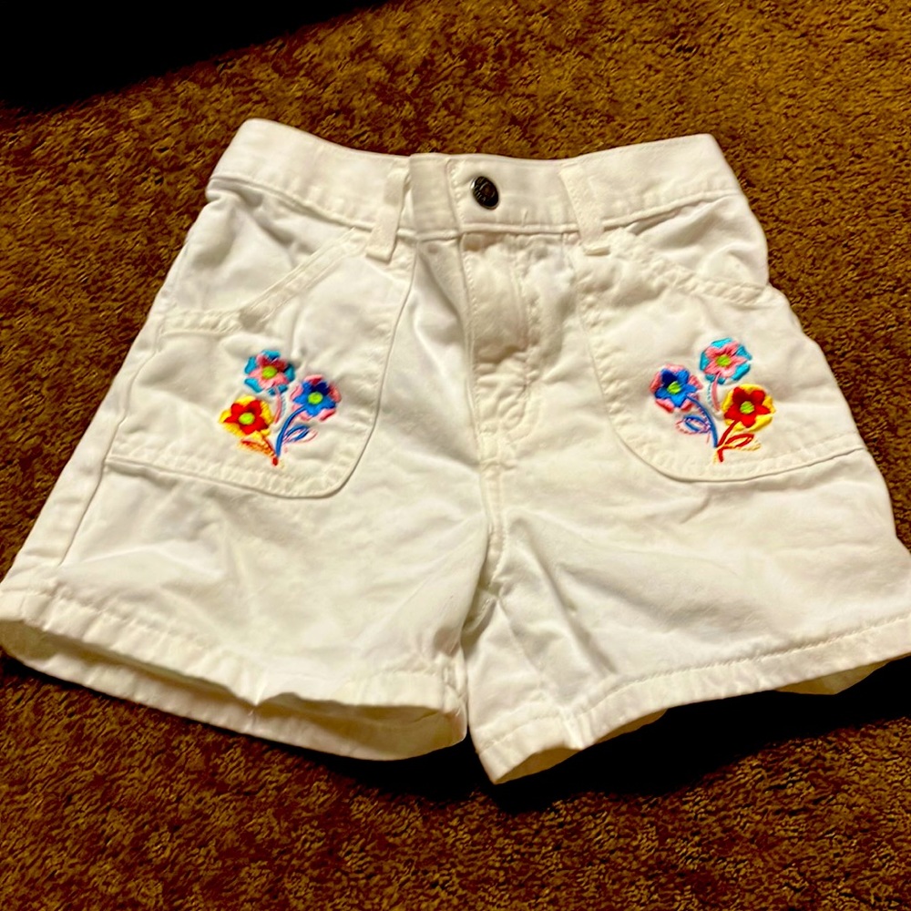 White floral shorts girls size 7 with 2 front pockets in EUC